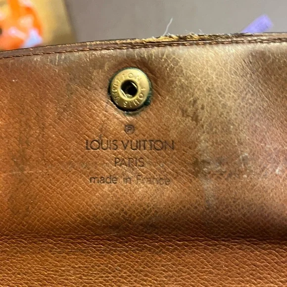 Louis Vuitton monogram Sarah long wallet. Some rubbing/wear (see pics). - Picture 3 of 6